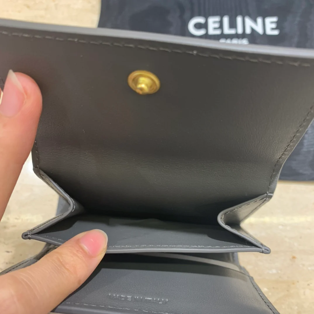 Короткий трехсекционный кошелек Celine - серый с принтом пальмовых листьев