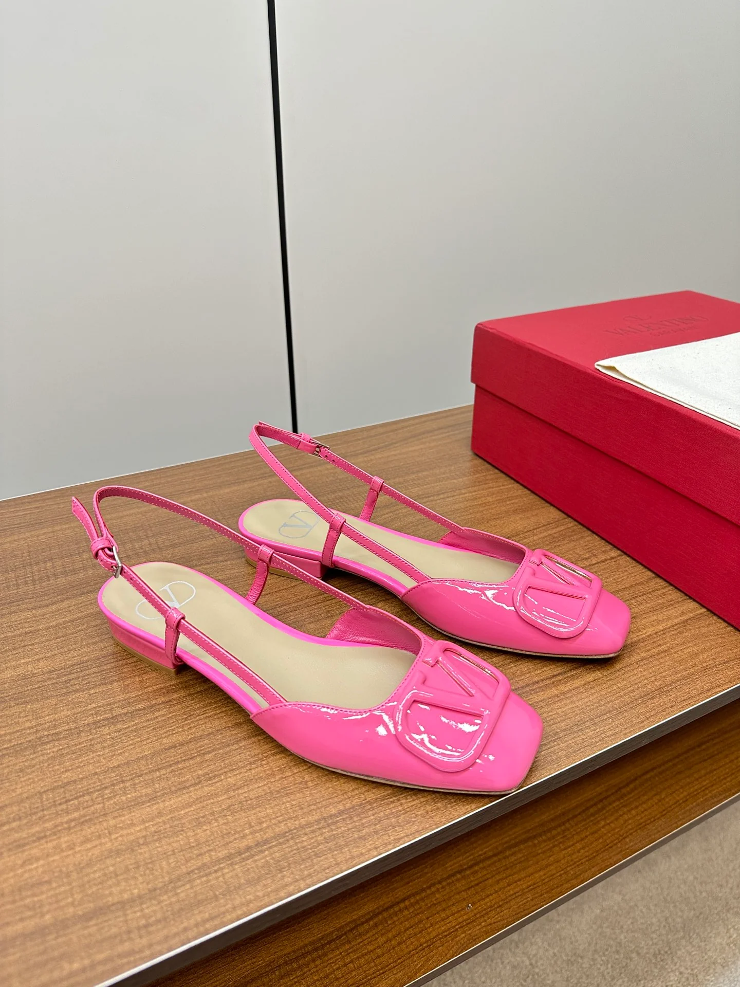 Новинка сезона весна/лето 2023 от Valentino - Большие сандалии-балетки с V-образным вырезом - Розовые