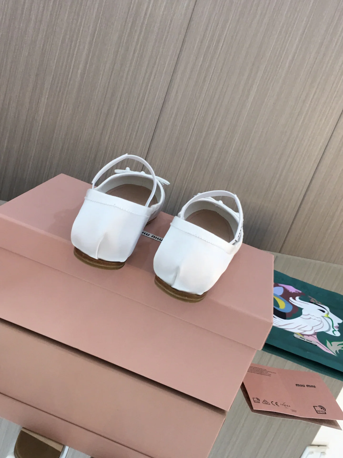 Новинка весны/лета Miu Miu 2023 — балетки ?Французская фея? — белые.