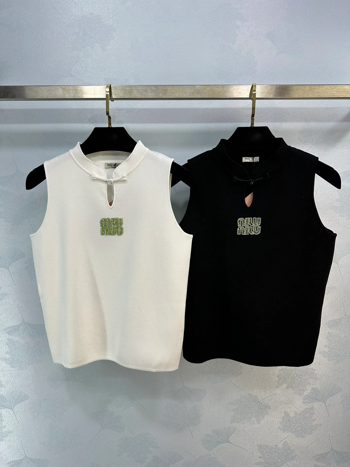 Miu Miu - 2404 - Вязаный жилет с вырезом в китайском стиле - Зеленый логотип