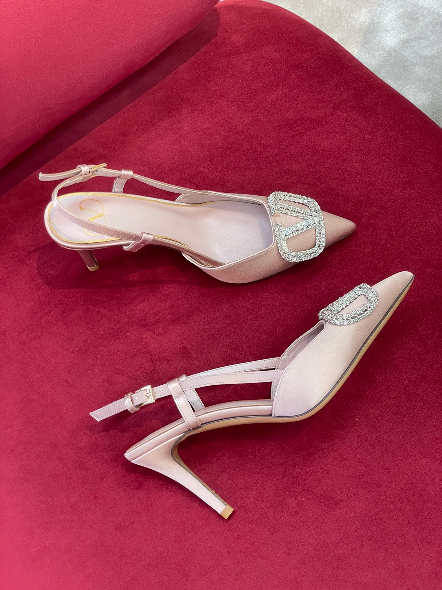 Новинка сезона осень/зима 2022 от Valentino - атласные туфли на каблуке с разрезом и стразами - розовые