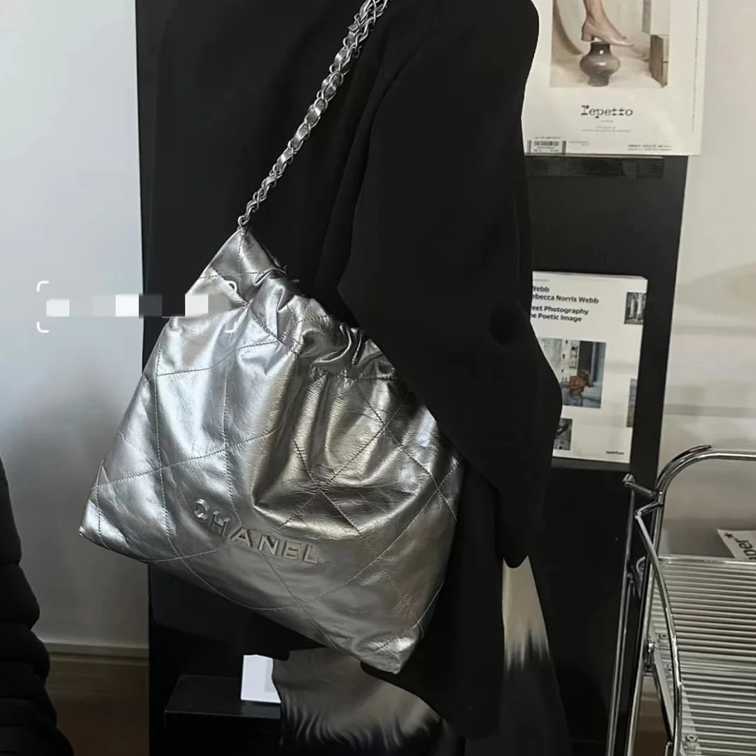 Новинка сезона весна/лето 2023 от Chanel - сумка 22bag - маленькая - серебристая - Фотографии в действии.