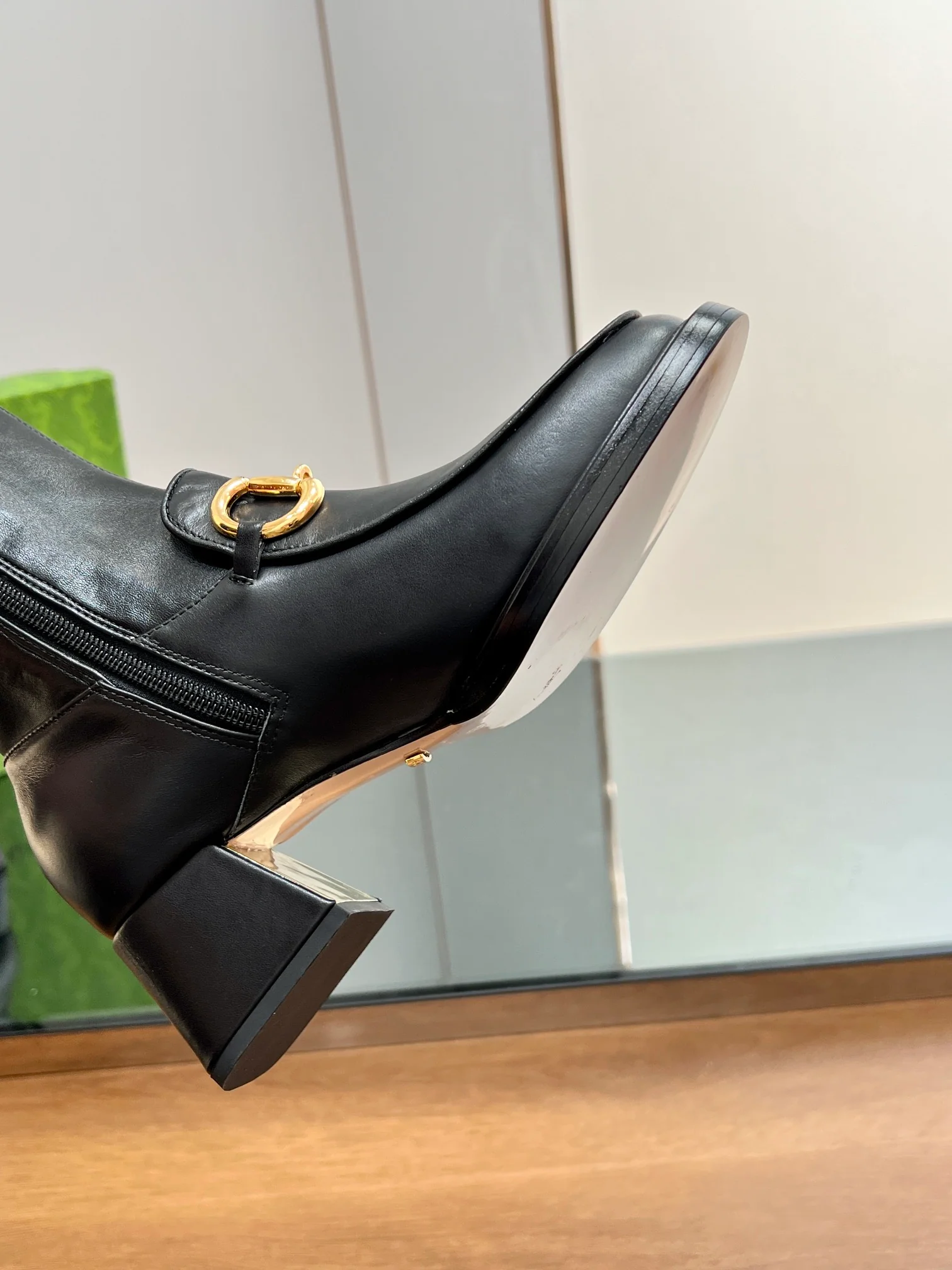 Новинка начала осени 2023 года от Gucci — Эластичные ботфорты с пряжкой ?Конская уздечка? — Черные