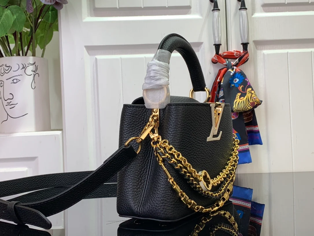 Миниатюрная кожаная сумочка LV Capucines с цветочным узором и цепочкой - черная.