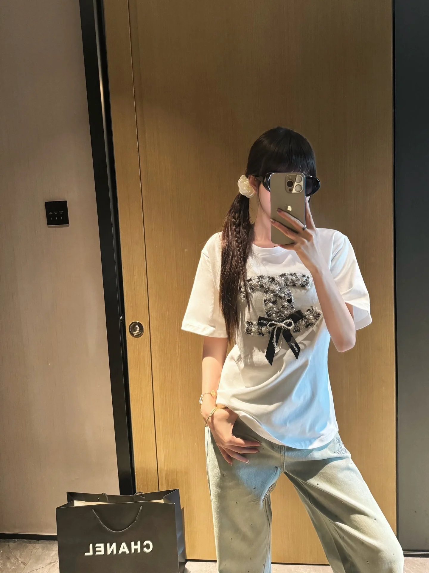 Футболка Chanel 2403 с коротким рукавом, украшенная объемными 3D-эффектами, белая.