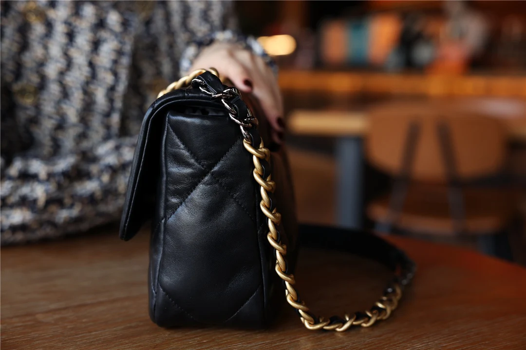 Сумка Chanel 19 — черная с золотой фурнитурой — маленькая