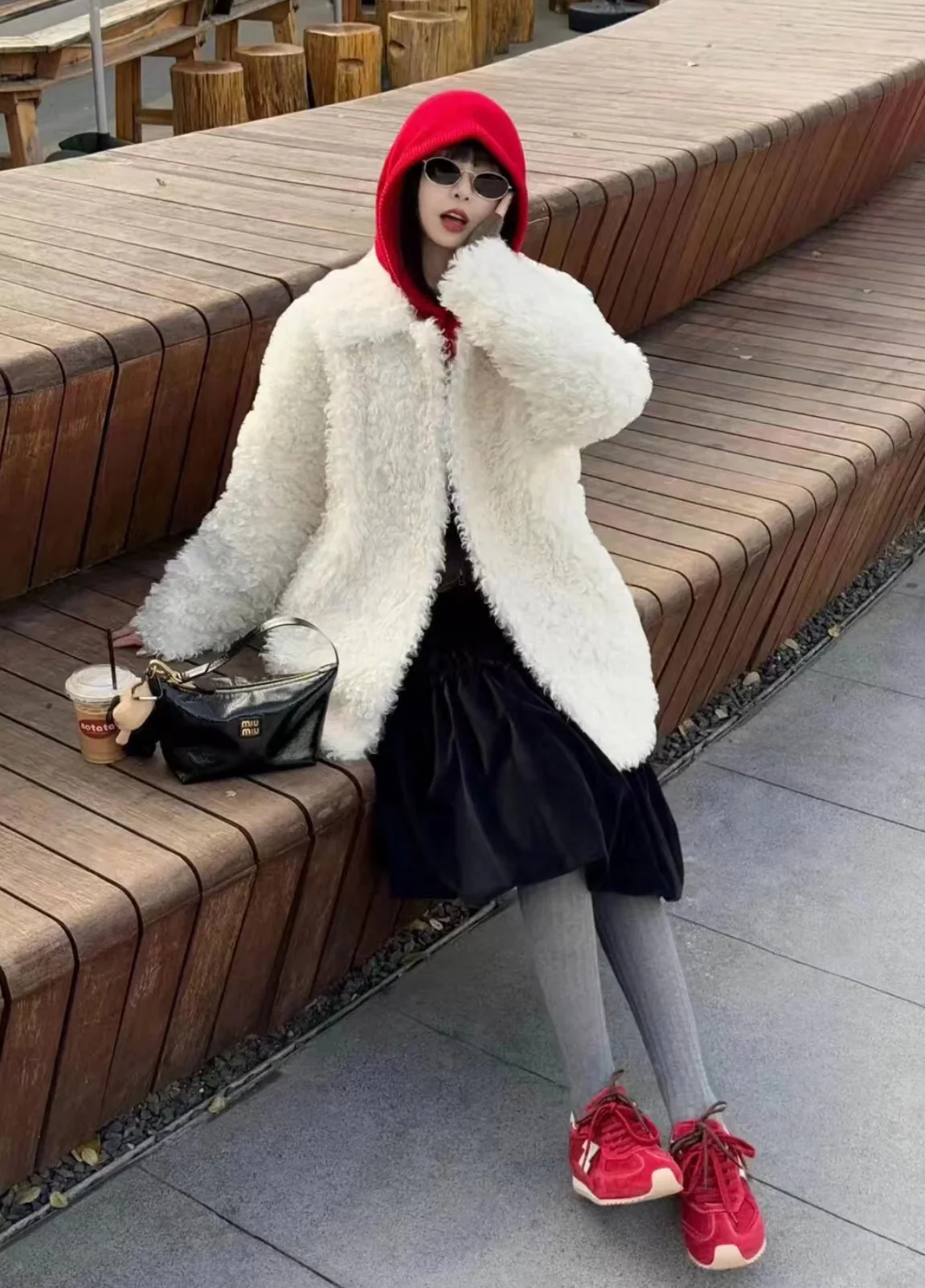 Косметичка/сумка для обеда Miu Miu из лакированной кожи — фото в действии.