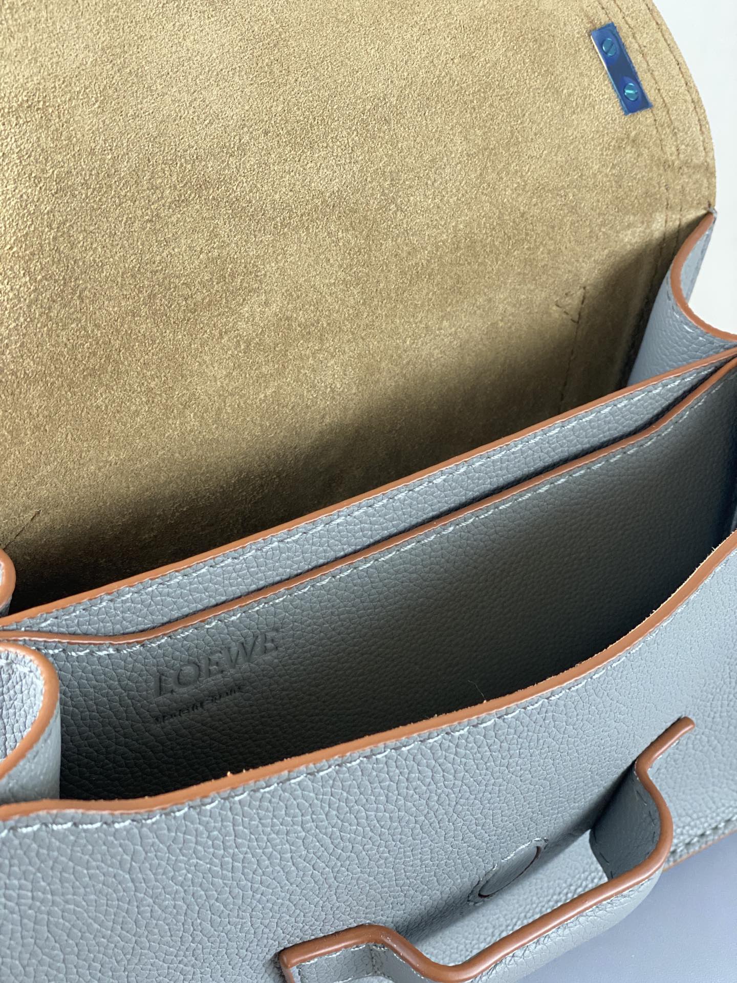 Новая версия сумки Loewe 2020 года - Треугольная сумка - Мягкая зернистая кожа - Телячья кожа