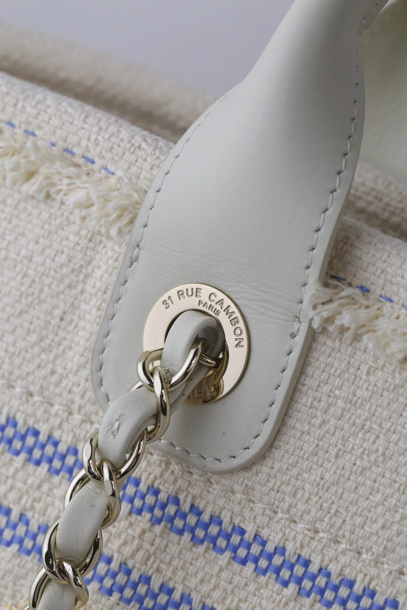 Пляжная сумка Chanel 25c, косметичка, ярко-желтая.