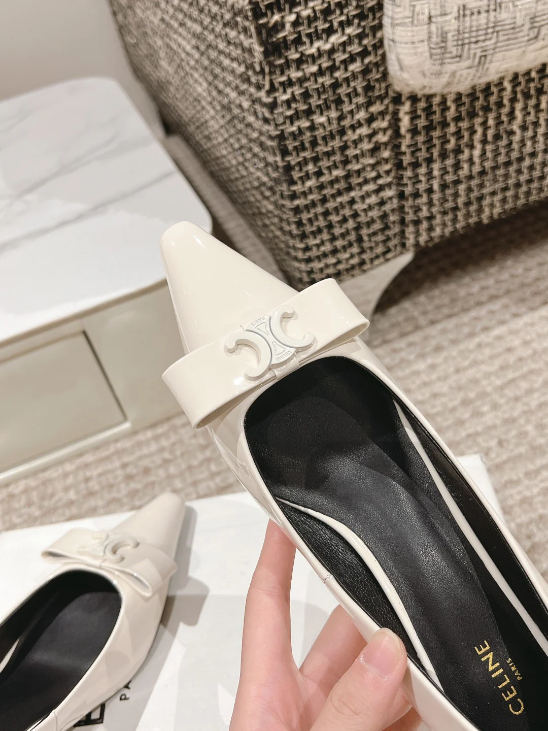 Celine - Туфли-балетки на невысоком каблуке с острым носком и бантом - белые