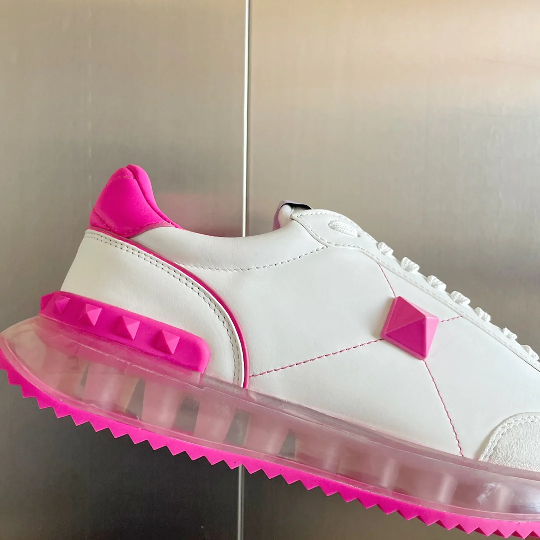 Valentino - Спортивные повседневные туфли с заклепками - Серия с заклепками по всей поверхности - Модель на воздушной подушке - Парный стиль - Розовая отделка