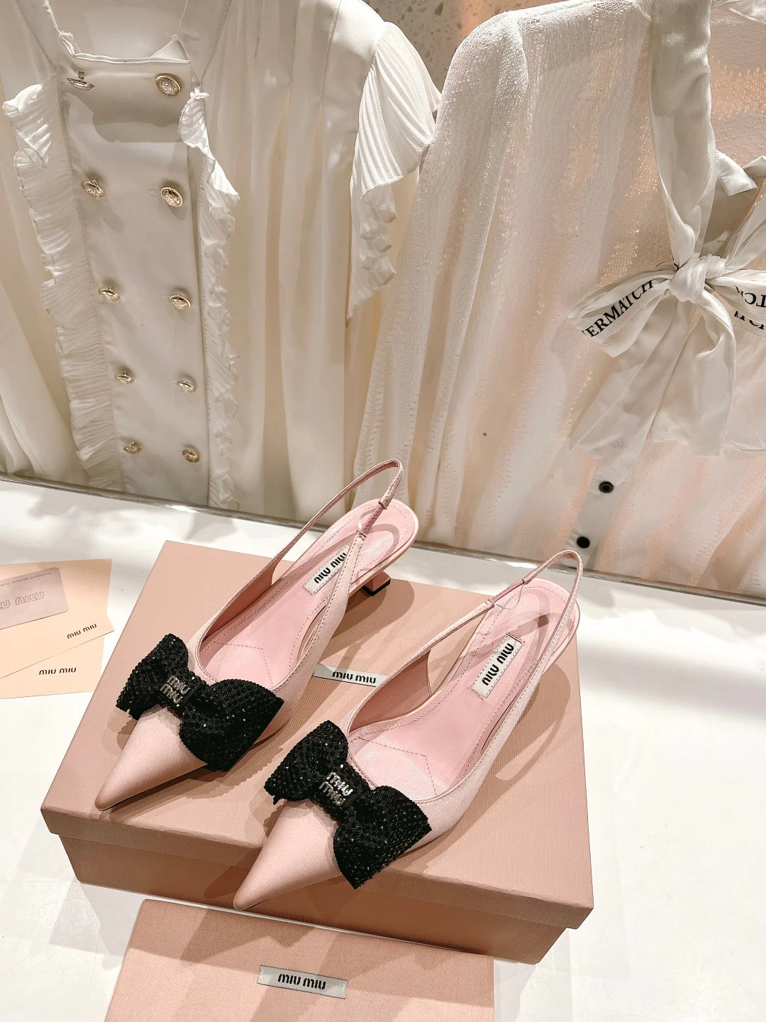 Новинка сезона весна/лето 2023 от Miu Miu - Босоножки на высоком каблуке с острым носком, украшенные стразами - высота 6 см - Розовые