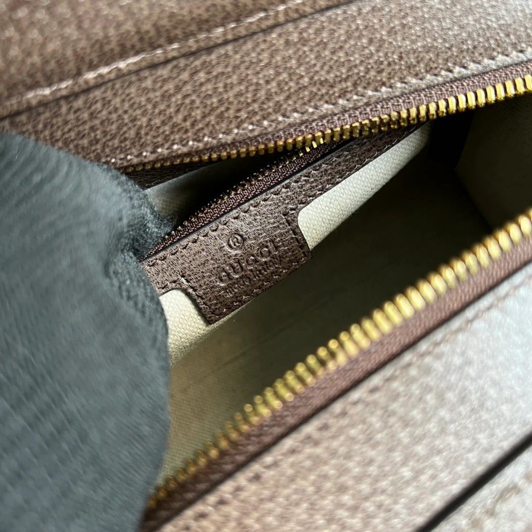 Мини-сумка Gucci Ophidia через плечо с отделкой из коричневой кожи.