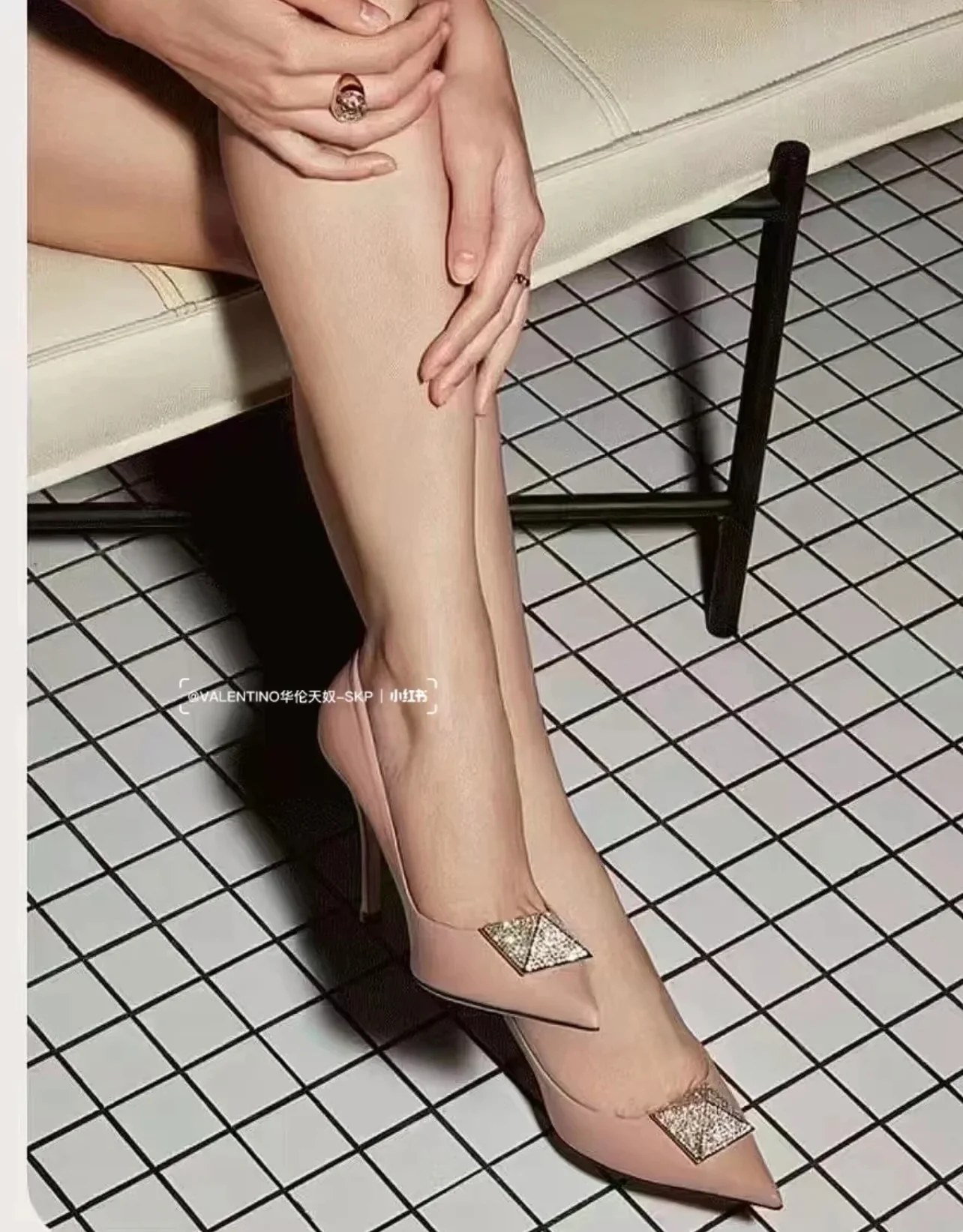 Новинка сезона ?Начало осени? от Valentino 2022 — туфли на среднем каблуке с заклепками — фотографии вживую.