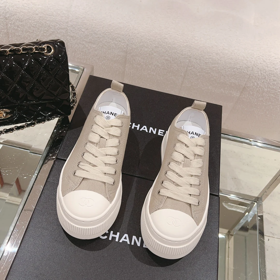 Новинка сезона ?Ранняя осень 2023? от Chanel — простые парусиновые туфли на платформе — цвет ?Молочный чай?.