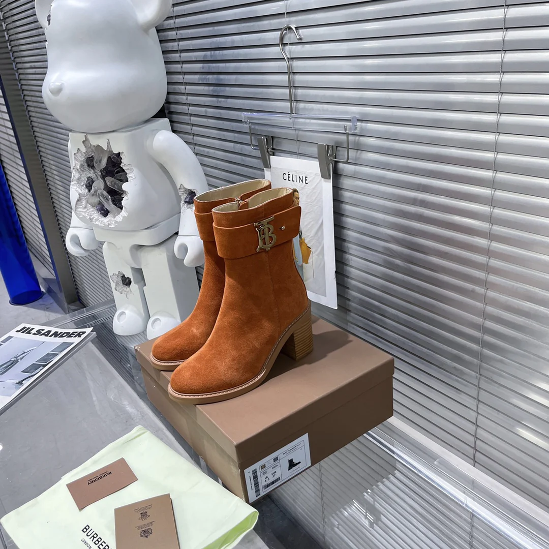 Коллекция Burberry осень/зима 2022 — Ботильоны на массивном каблуке