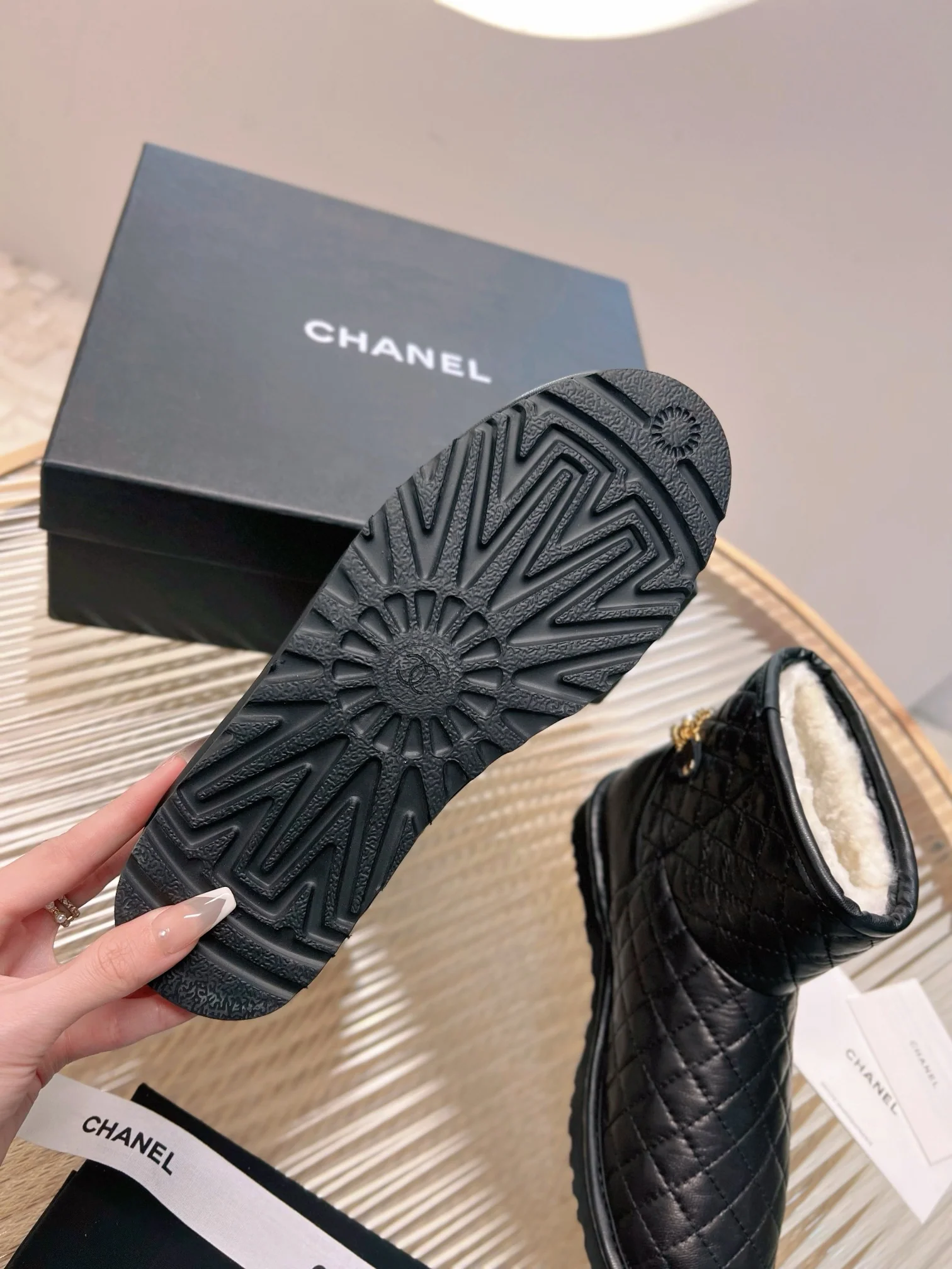 Снежные сапоги Chanel с цепочкой из коллекции осень/зима 2022