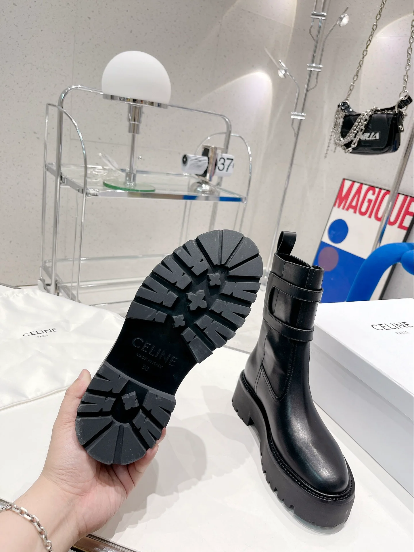 Новинка сезона осень/зима 2022 от Celine — ботинки с двойной кожаной пряжкой.