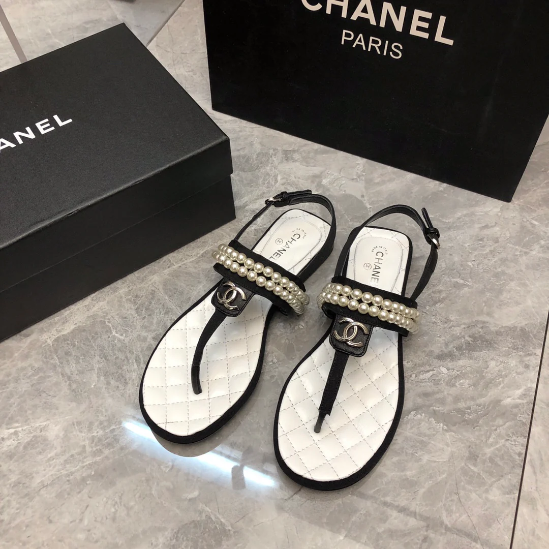 Новинка сезона весна/лето 2023 от Chanel - Классическая серия, сандалии с Т-образным ремешком и жемчугом - Черные