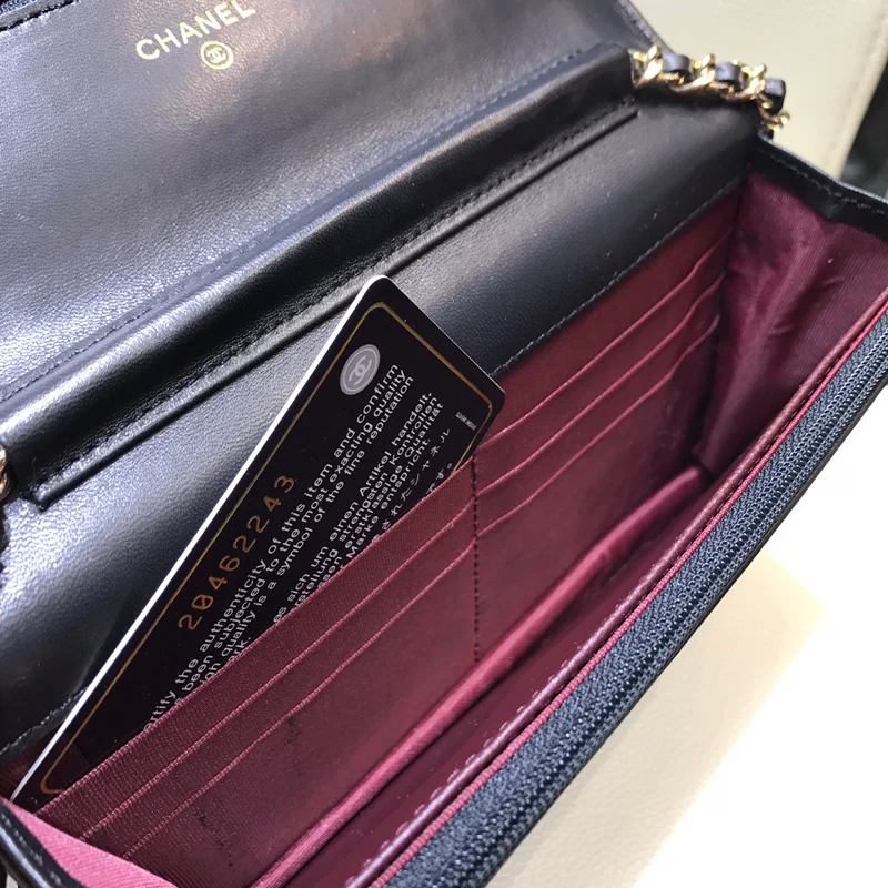 Классические часы Chanel WOC - 19 см - из черной овечьей кожи с золотой пряжкой