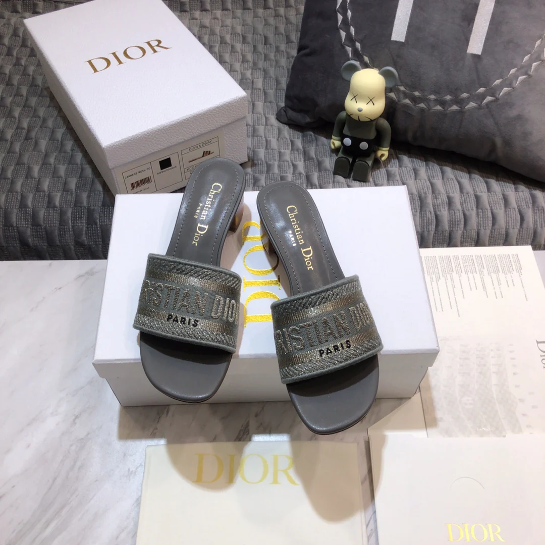 Новинка весенней коллекции Dior 2022 года - Вышитые туфли на низком каблуке - Темно-серые