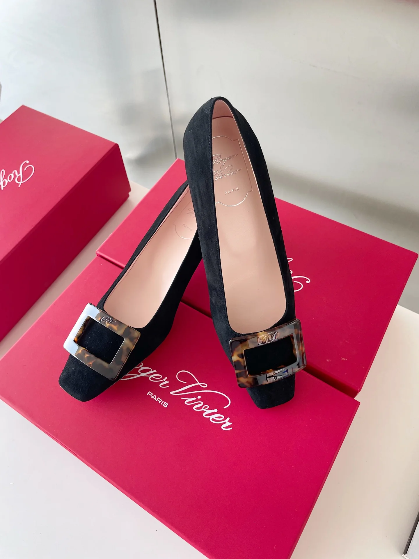 Туфли Roger Vivier Belle с пряжкой в ??черепаховой оправе и квадратным носком