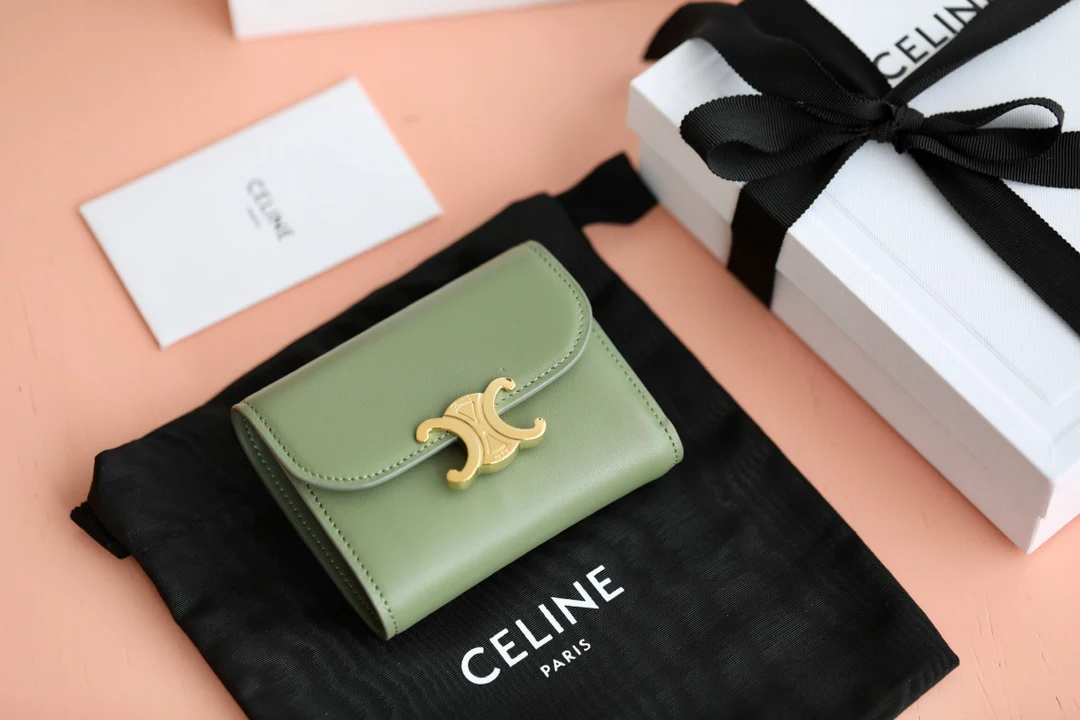 Маленький глянцевый кошелек Triomphe из овечьей кожи с клапаном - цвет авокадо.