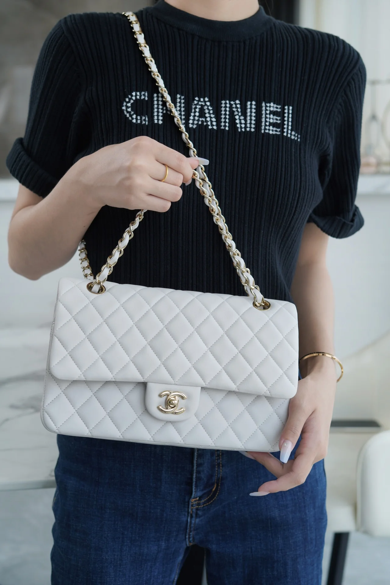 Сумка Chanel CF Medium - 25 см - из белой овечьей кожи с пряжкой из светлого золота - CF25