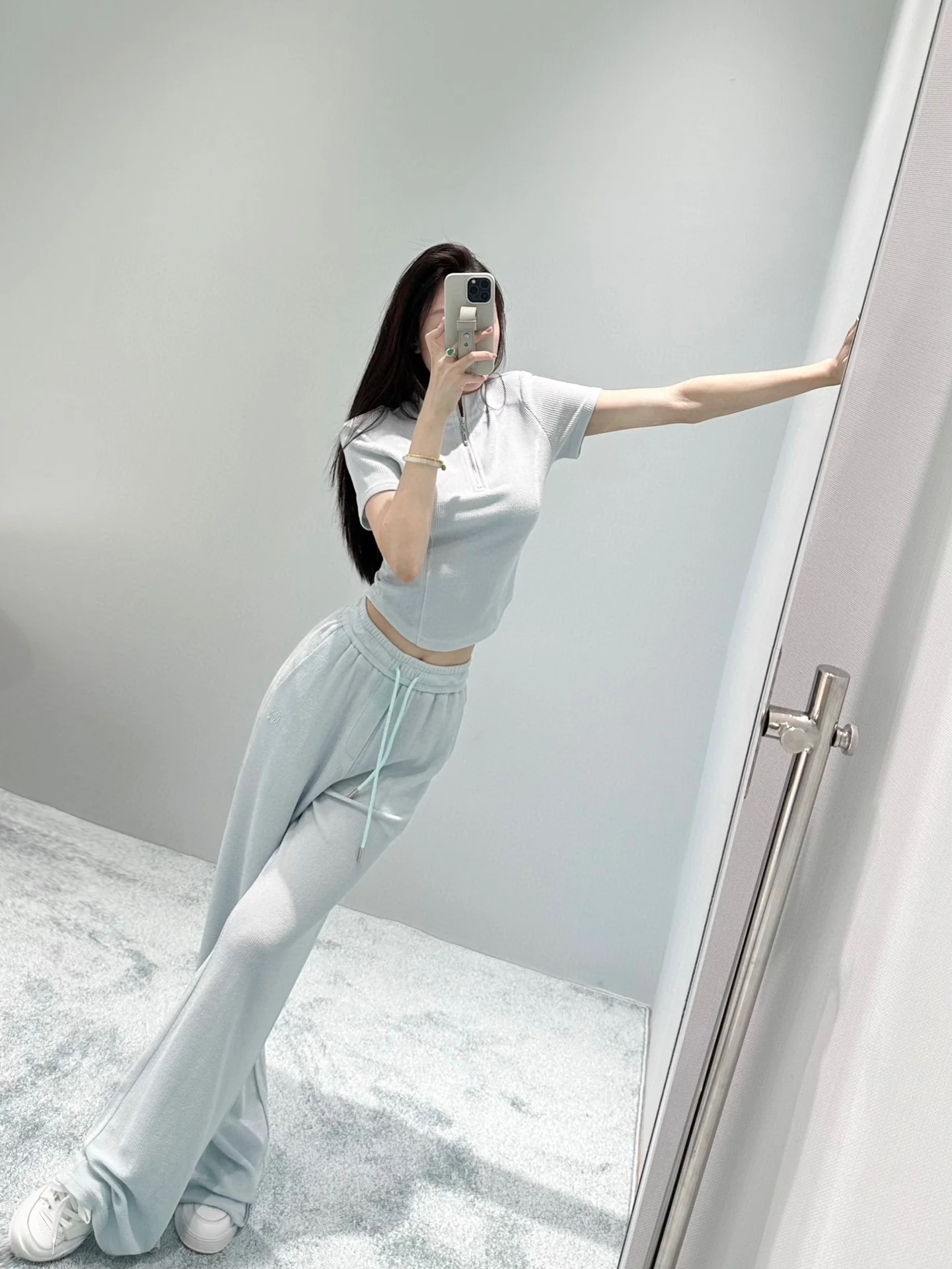 Miu Miu - 2404 - Коллекция весна/лето 2024 - Новый костюм Miu с воротником-стойкой, подплечниками и приталенным силуэтом - Серый