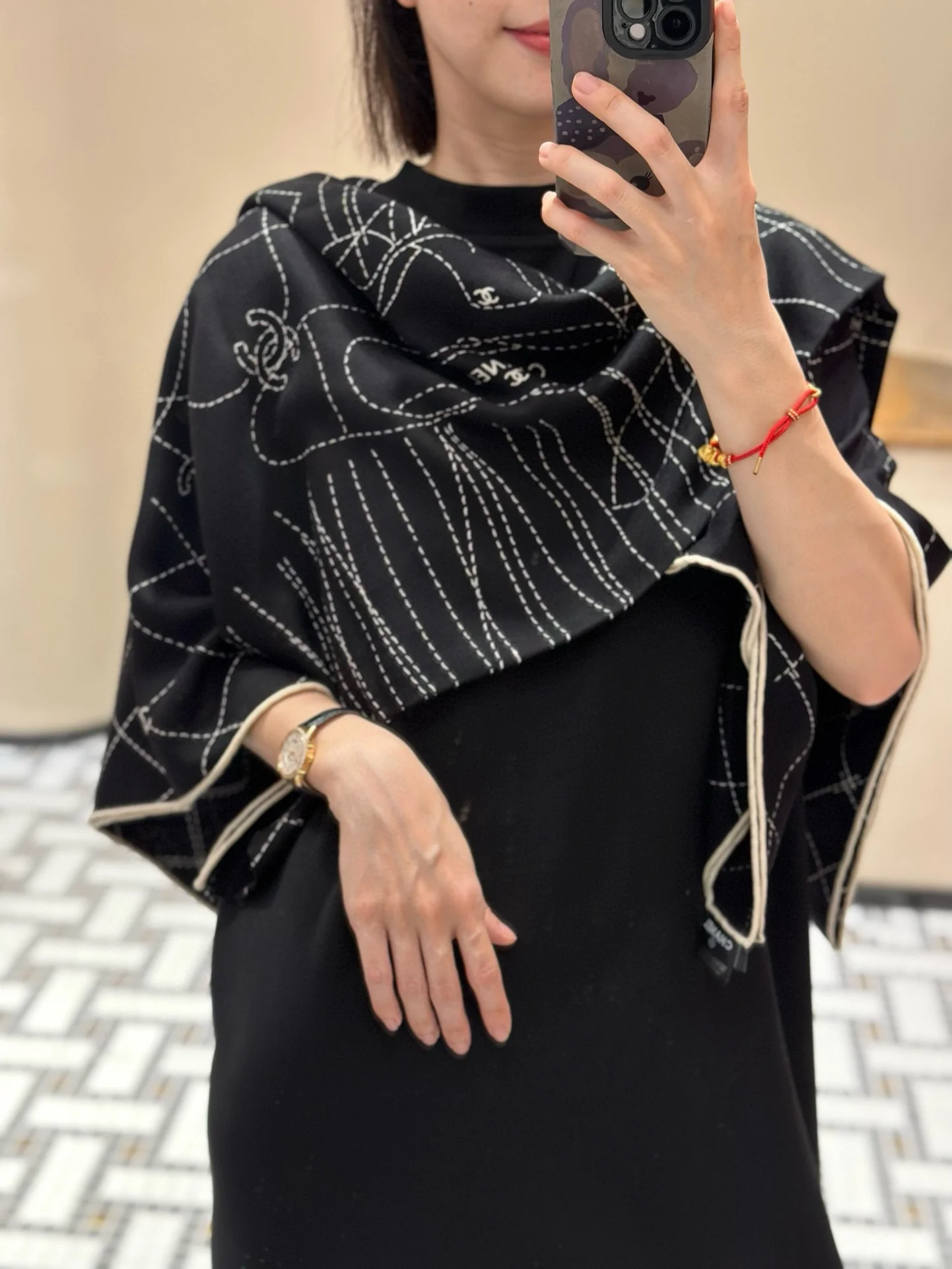 Большой квадратный шарф с логотипом Chanel 2024 года.