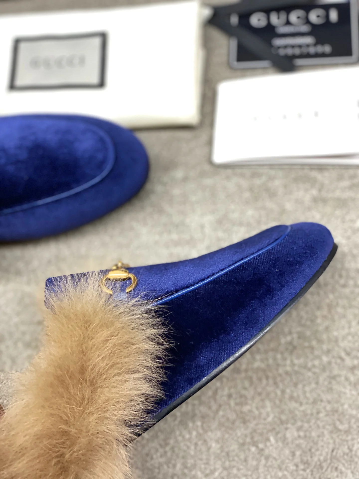 Бутик Gucci 2020 — Последние модели с подиума — Меховые тапочки — Замшевые