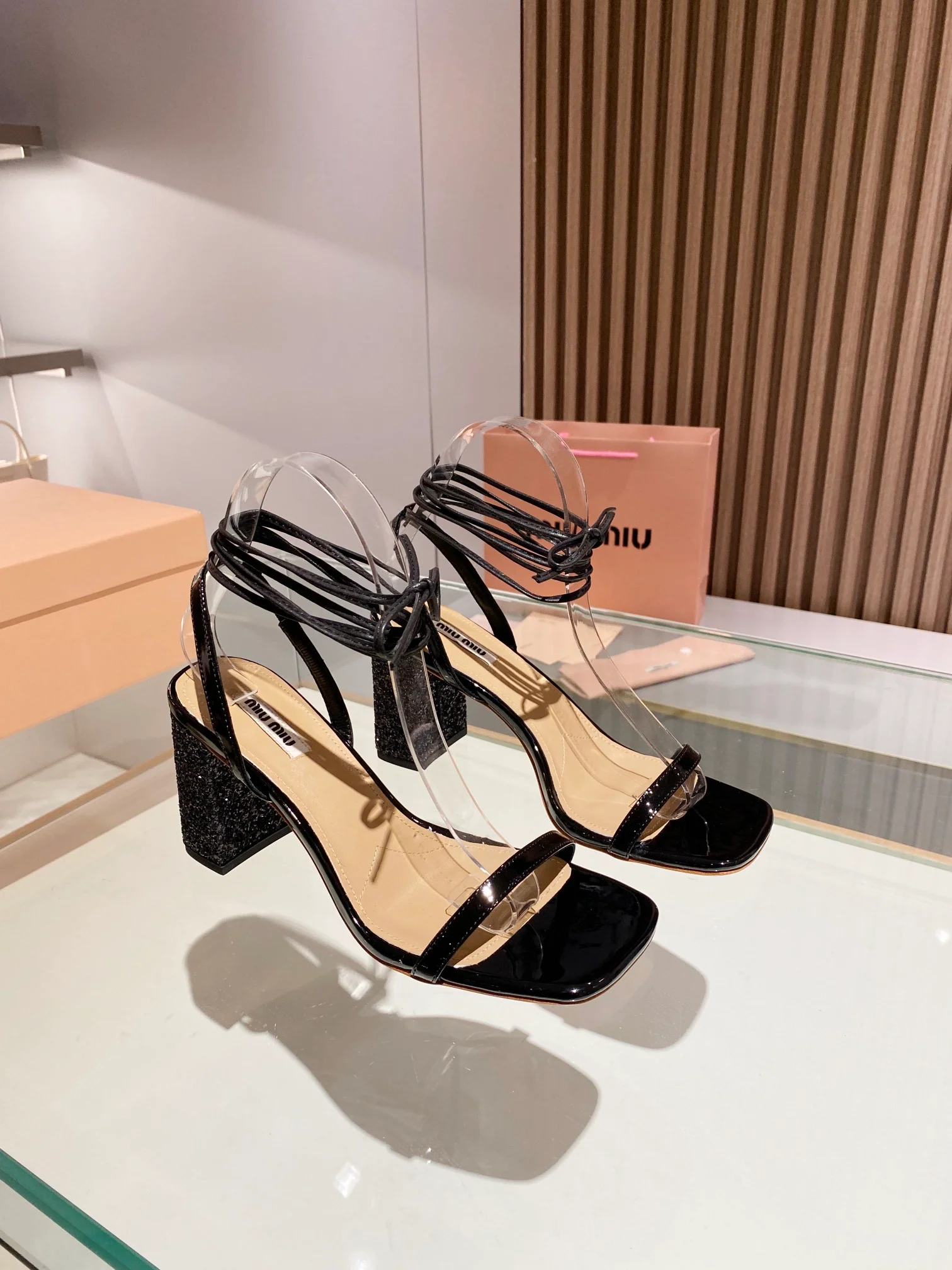 Новинка сезона весна/лето 2023 от Miu Miu - Босоножки на высоком каблуке с ремешками - 8-5 см - Черные