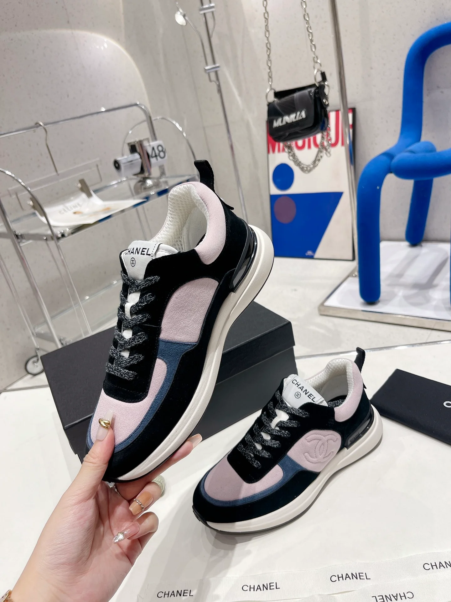 Повседневные кроссовки Chanel из коллекции весна-лето/зима 2022 — розовато-серые.