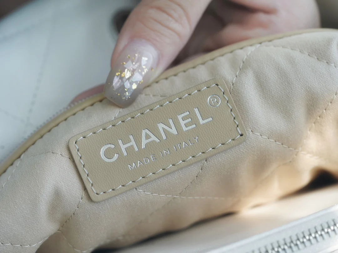 Сумочка Chanel No. 22 — маленькая, белая, серебристая.