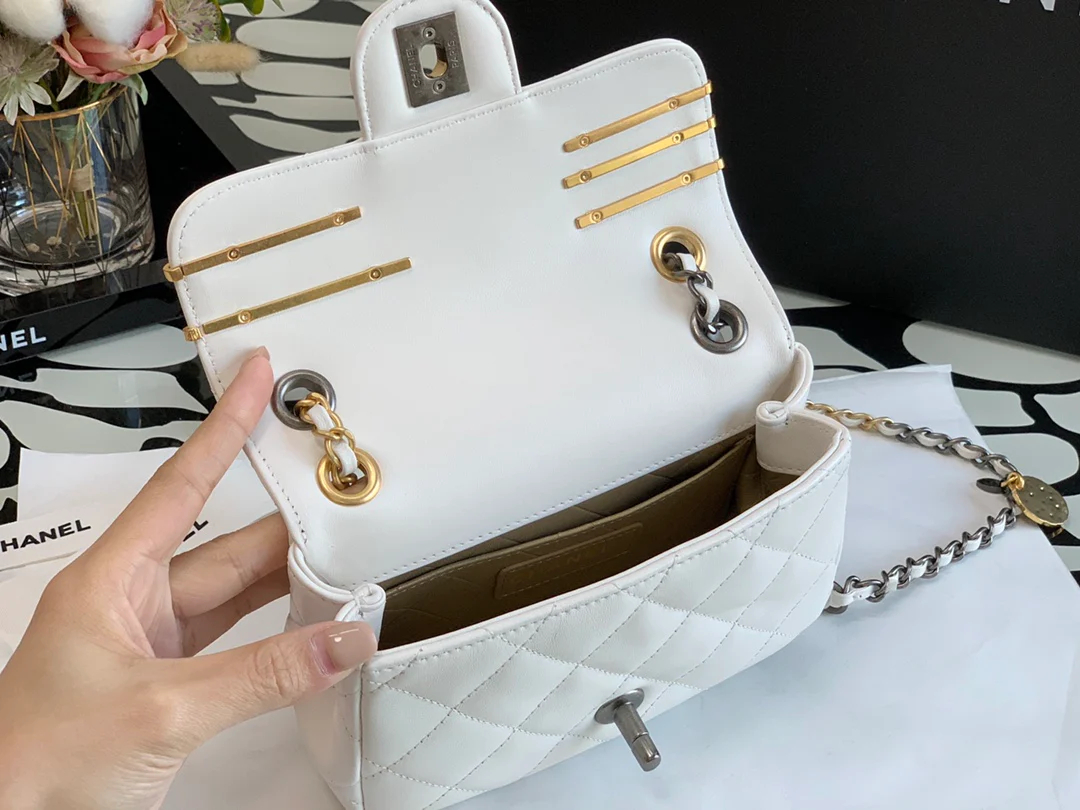 Новинка сезона осень/зима 2022 от Chanel - сумка с клапаном и значком - 18 см