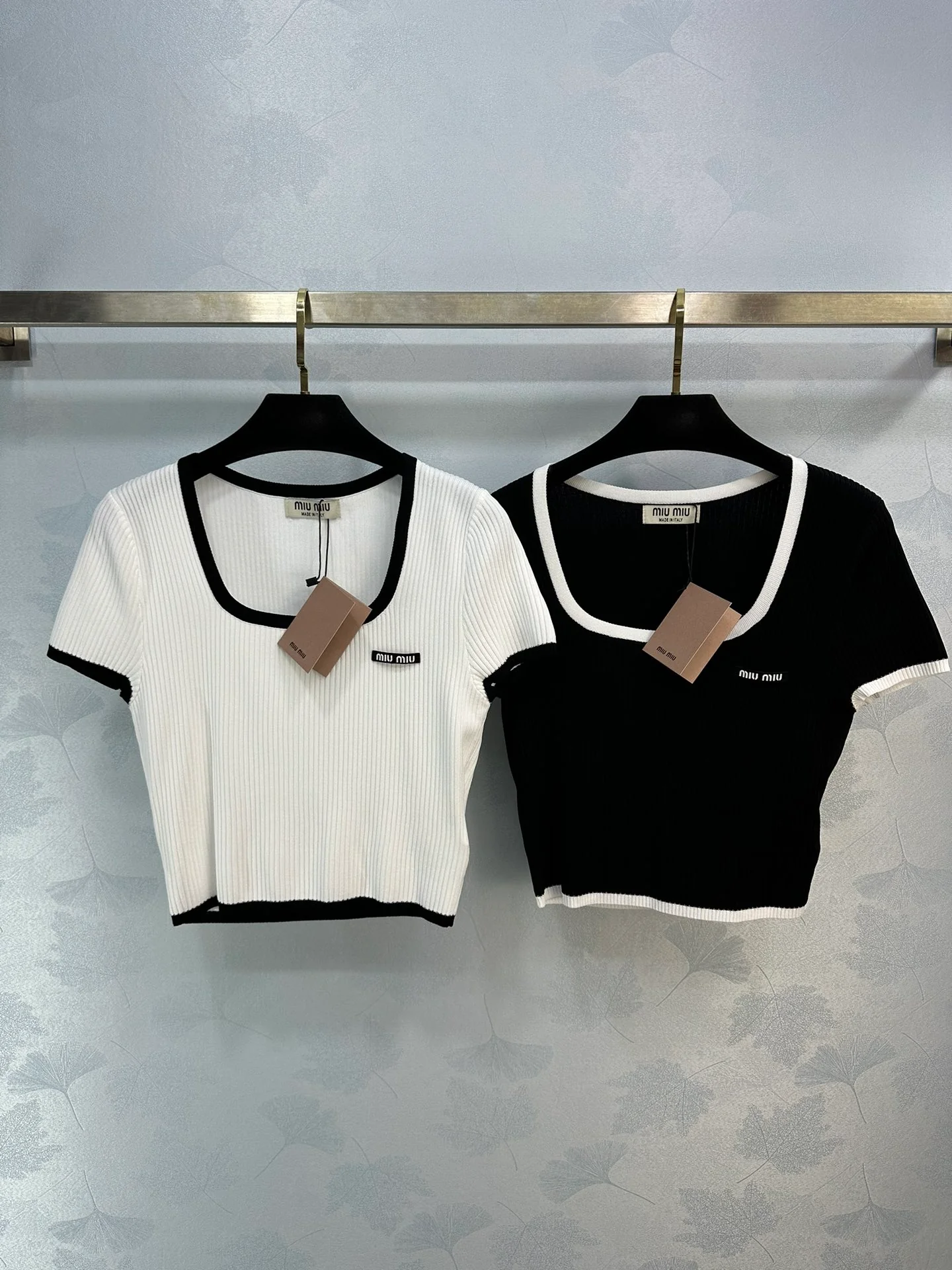 Miu Miu - 2404 - Весна 2024, шелково-хлопковый топ с U-образным вырезом и короткими рукавами.