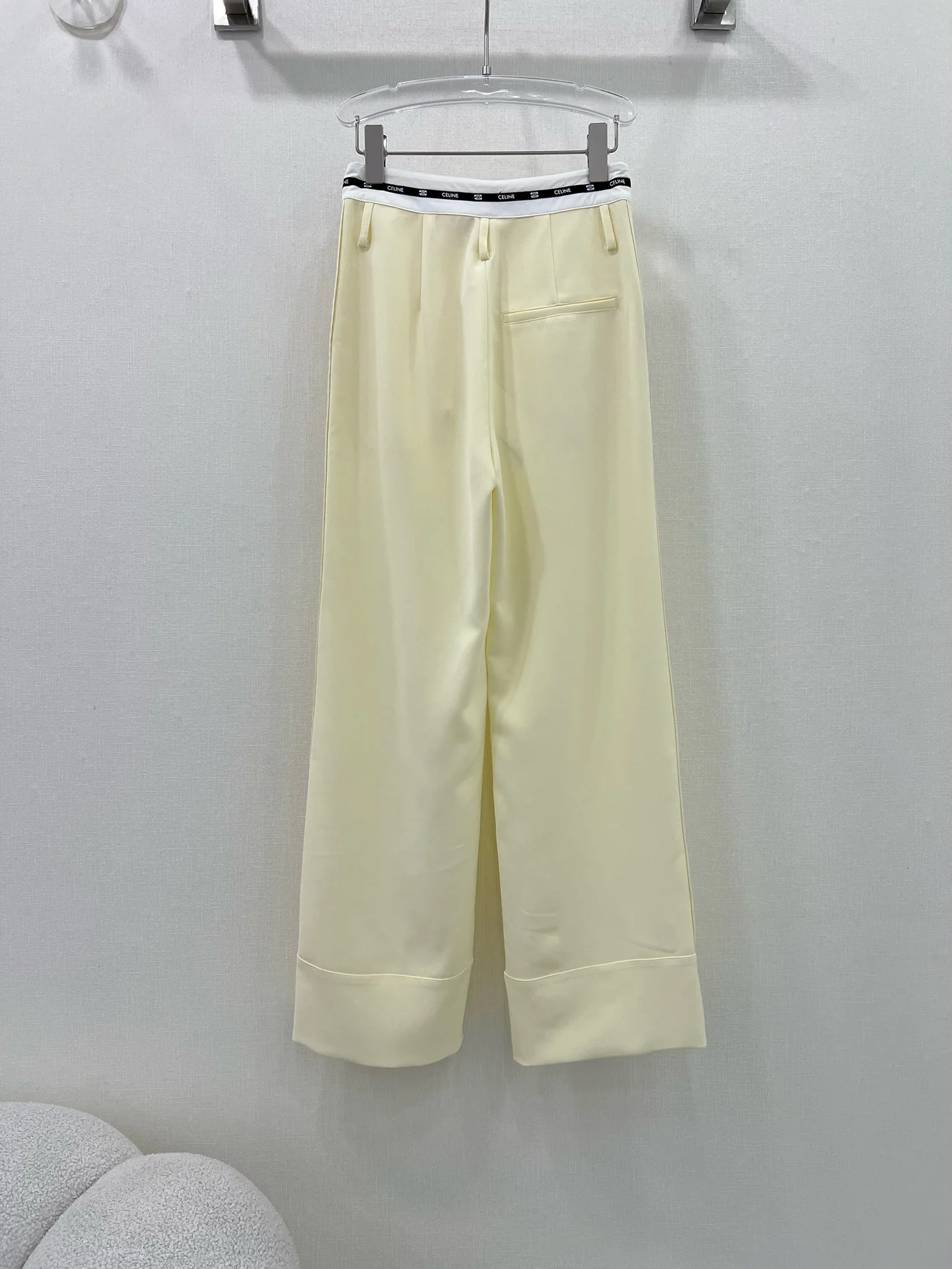 Бестселлер весенне-летнего сезона Celine 2404: брюки.