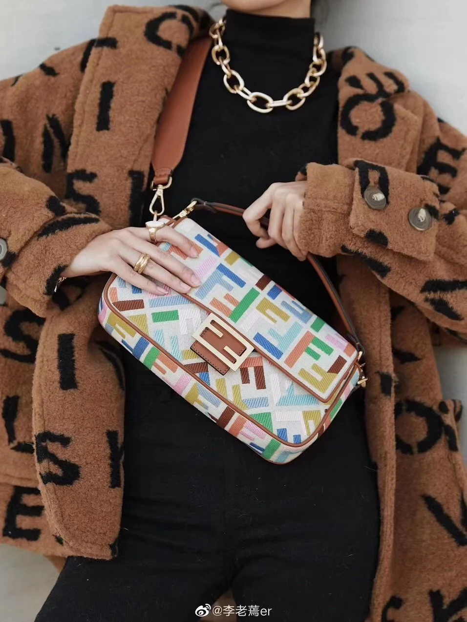 Сумка-багет Fendi — бежевая льняная с красочной вышивкой.