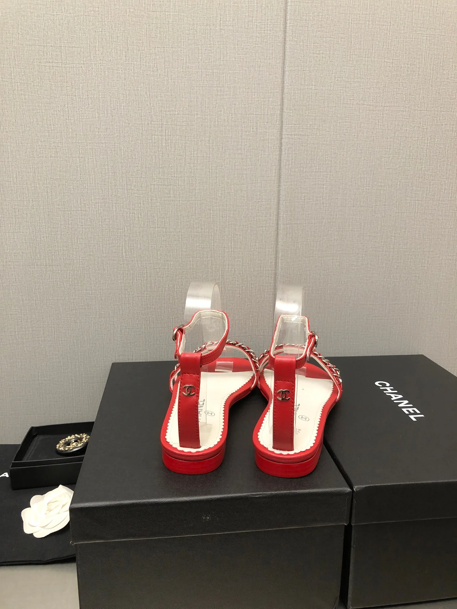 Новинка весны 2023 года от Chanel - сандалии на плоской подошве с цепочкой - красные.