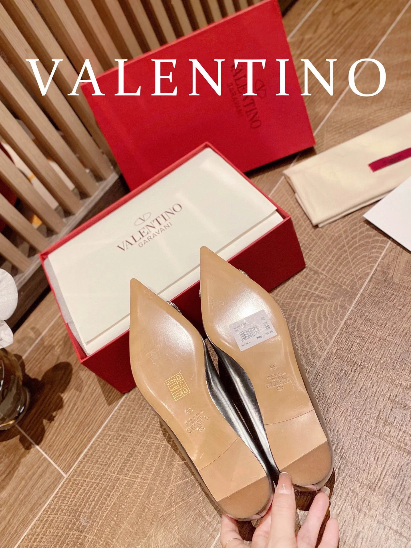 Туфли Valentino на каблуке с V-образным вырезом и бриллиантовой пряжкой — серебристые.