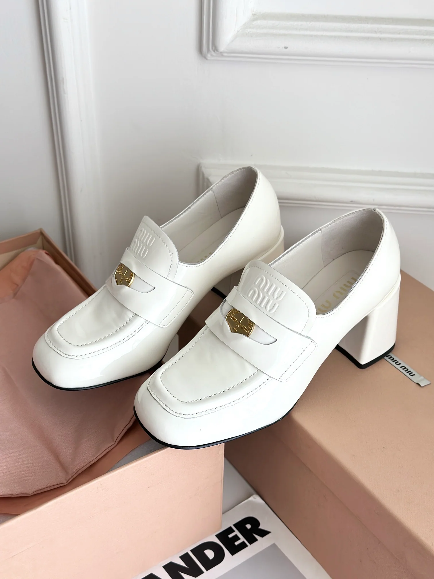 Новинка Miu Miu 2023 года - Лоферы на массивном каблуке Gold Coin - Белые