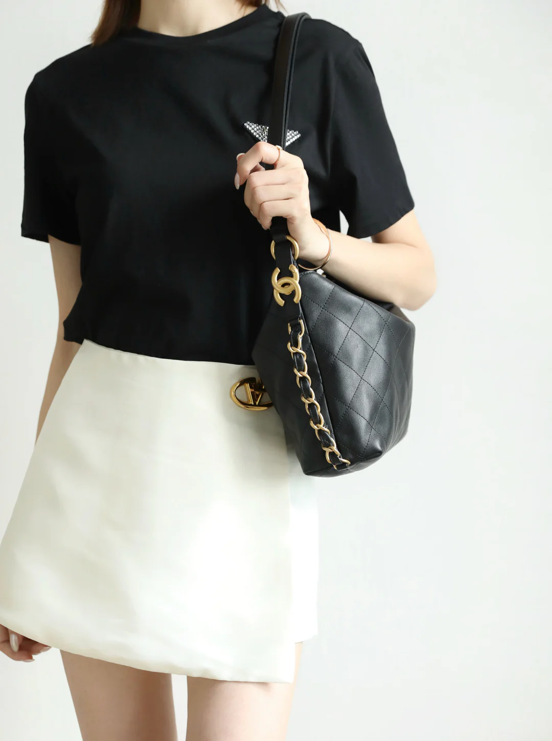 Рюкзак Chanel весна/лето 2020, маленький, черный с золотой пряжкой.