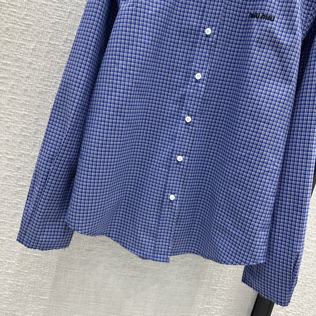 Новинки коллекции Miu Miu весна/лето 2024: самая модная клетчатая рубашка этого сезона.