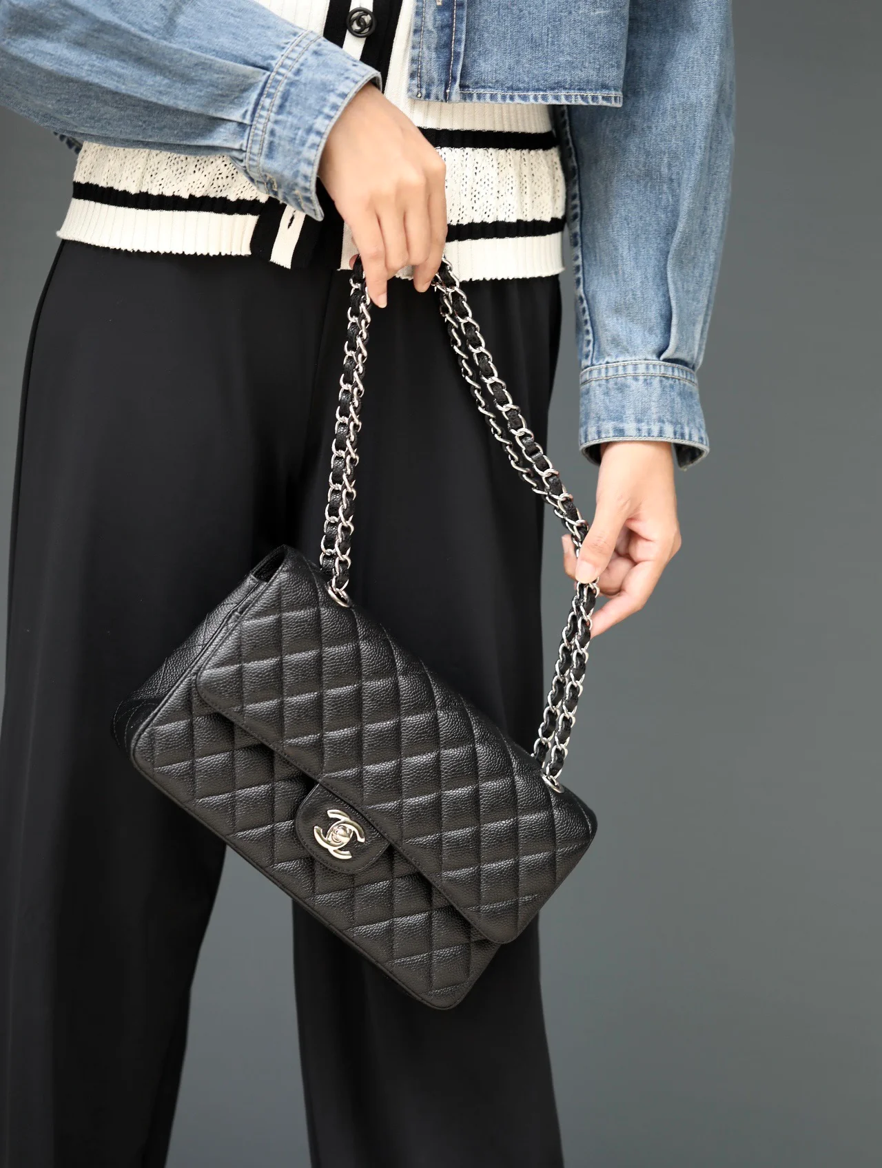 Chanel - Сумка с узором ?Личи? - Черная с серебряной пряжкой