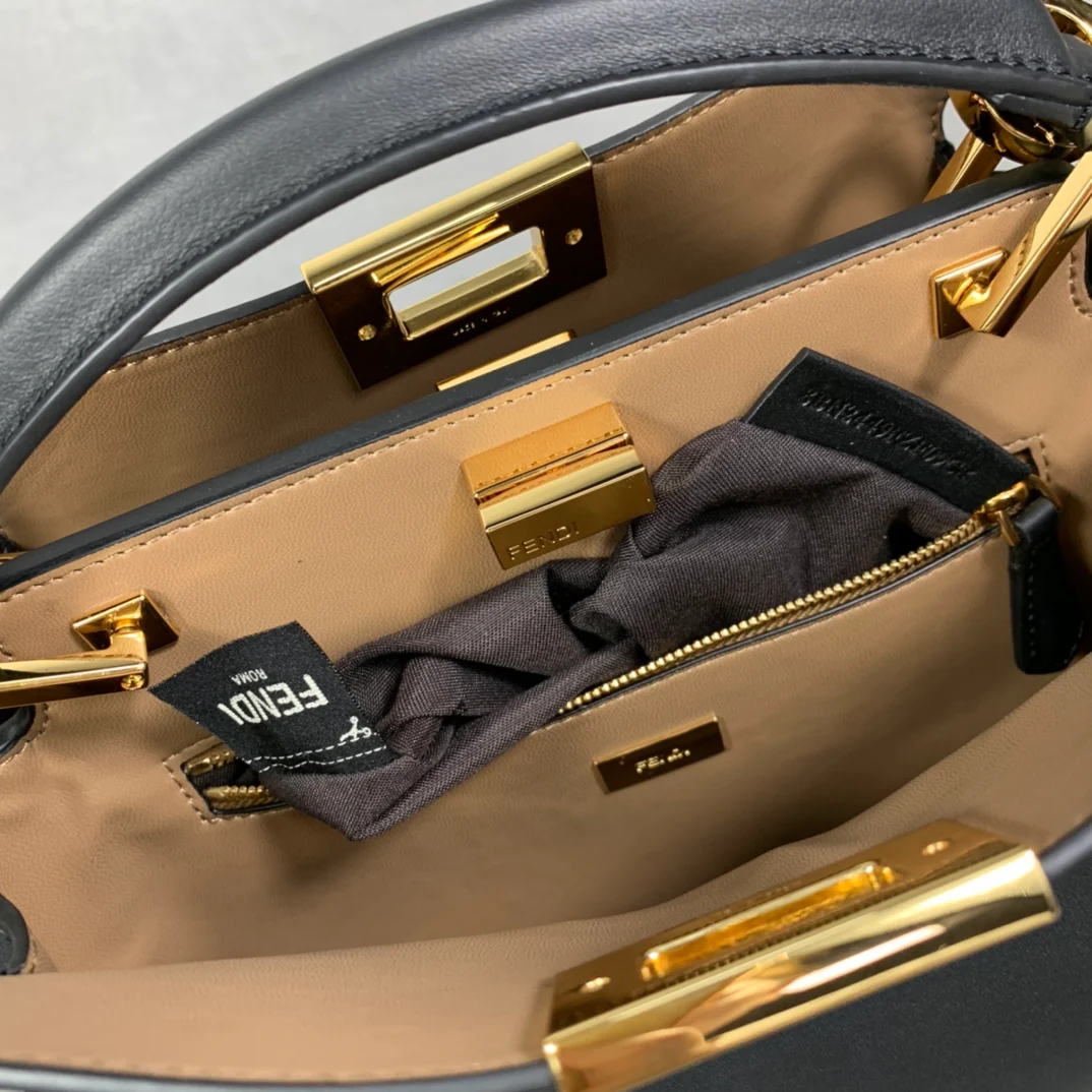 Черная кожаная сумка Fendi Peekaboo