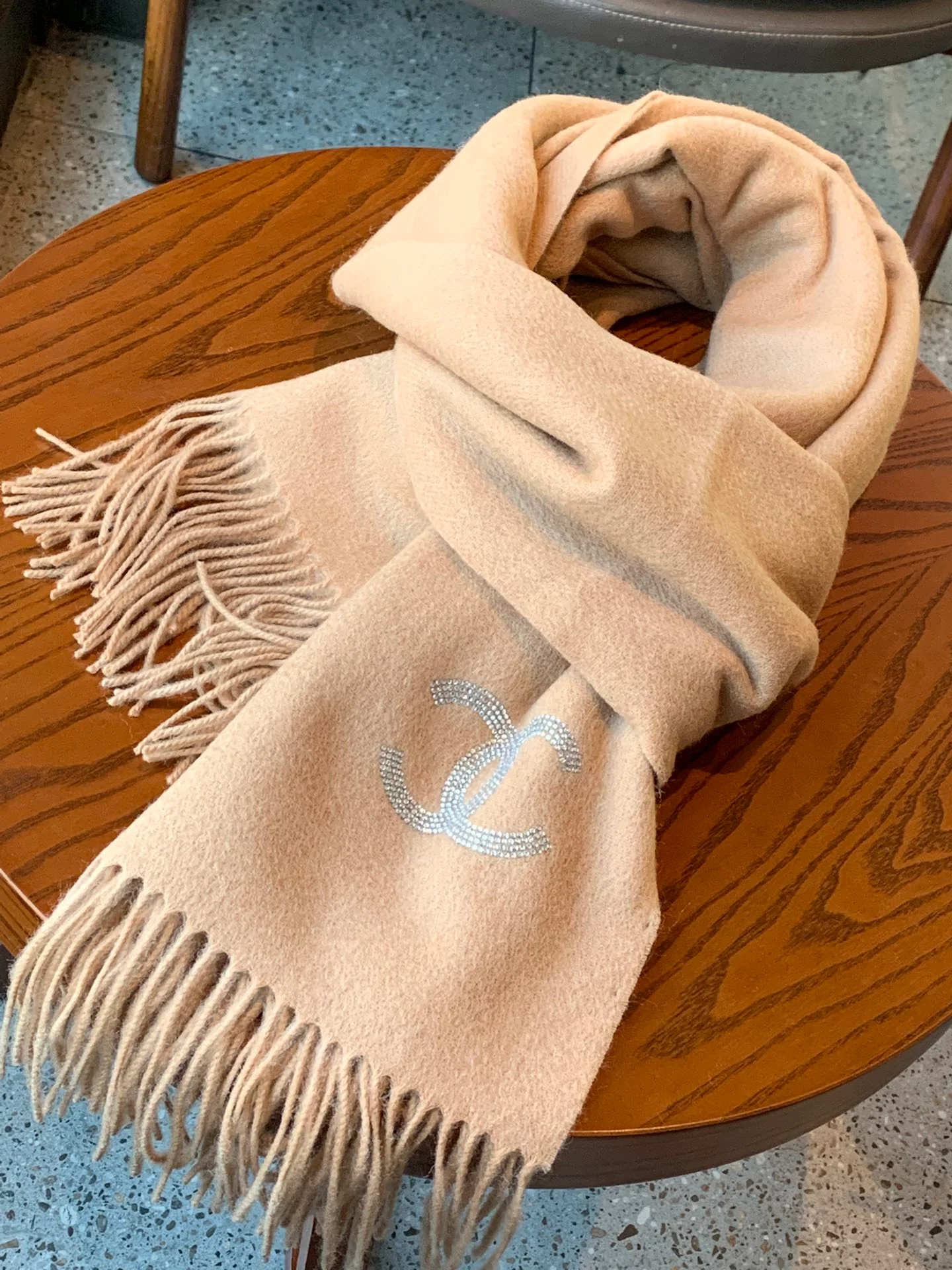 Chanel - Кашемировый шарф, украшенный бриллиантами - 180-70-102 см - Абрикосовый