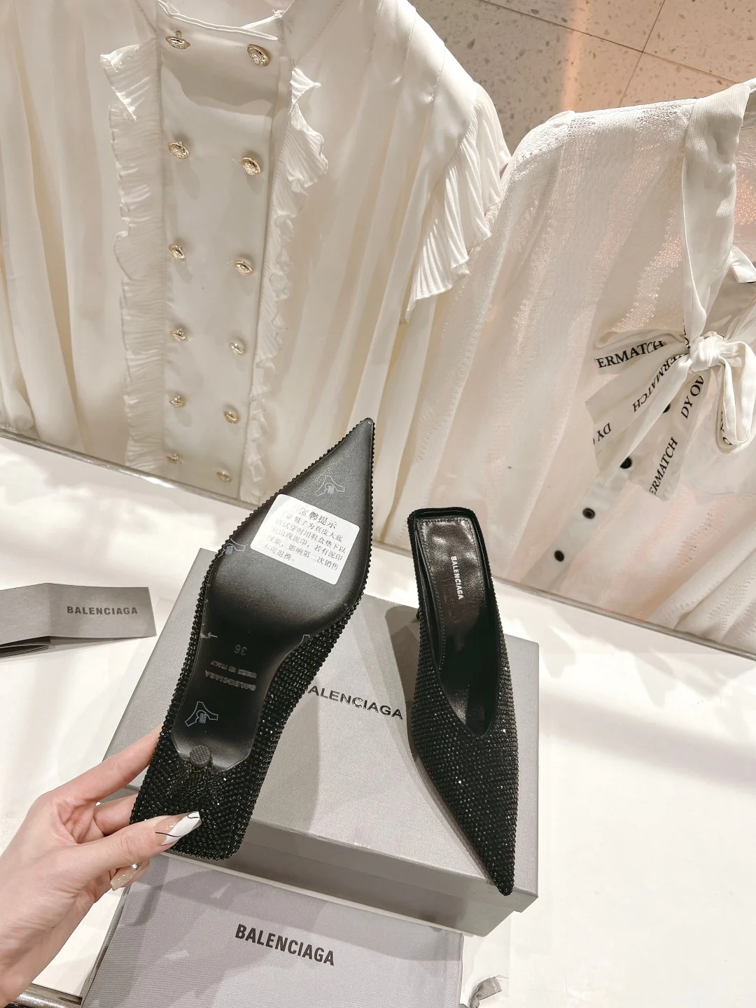 Новинка сезона весна/лето 2023 от Balenciaga - туфли-лодочки на тонком каблуке с декором из страз.