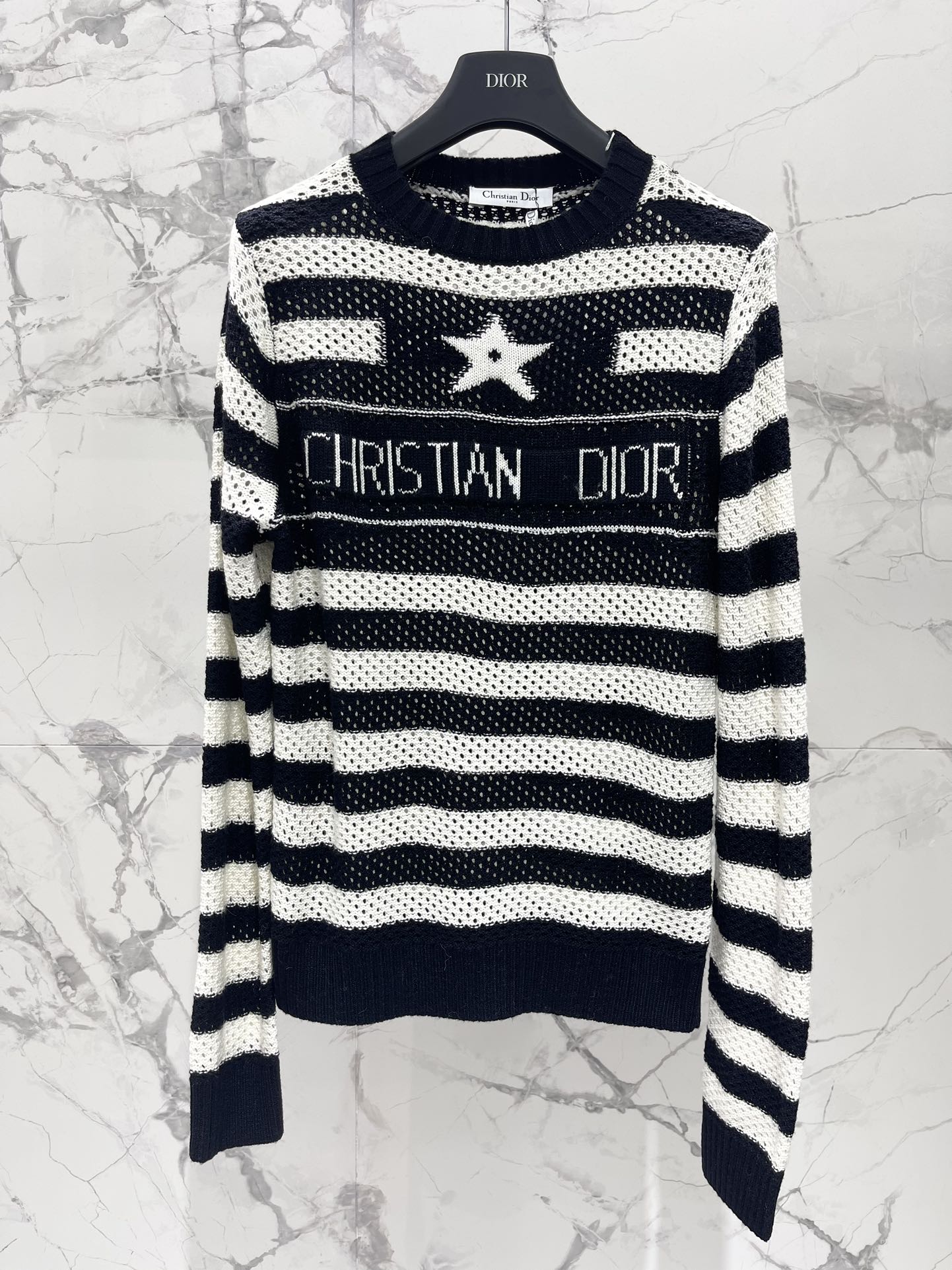 Dior 2403 - Новый трикотаж из жаккарда с ажурным полосатым узором в виде букв.