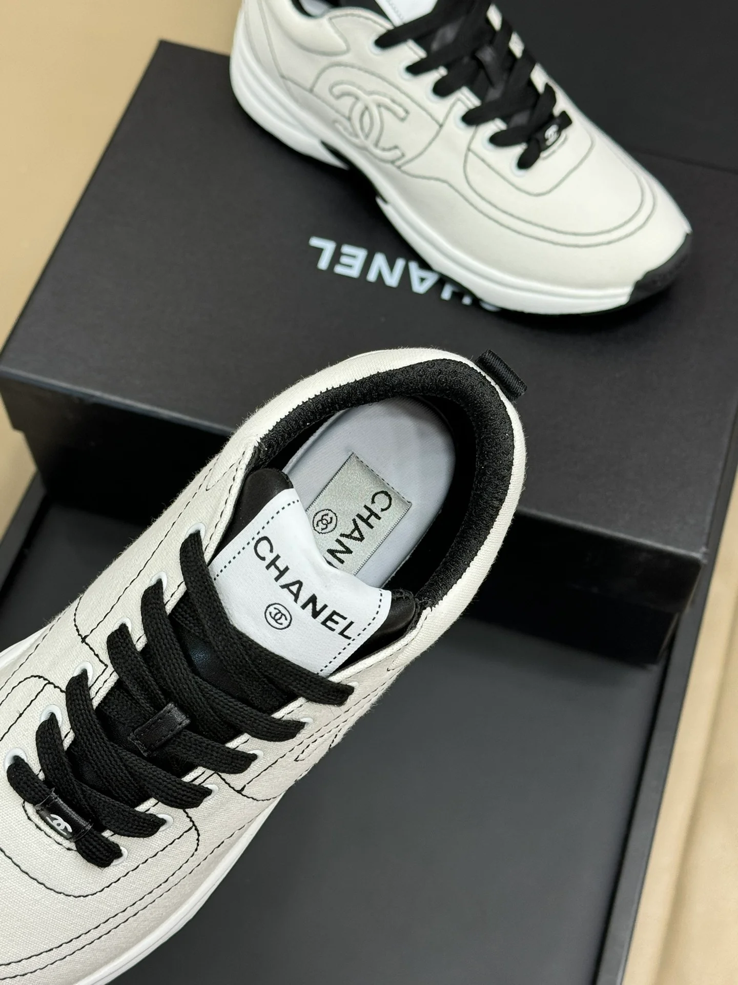 Кроссовки Chanel 2024 в мультяшном стиле - белые