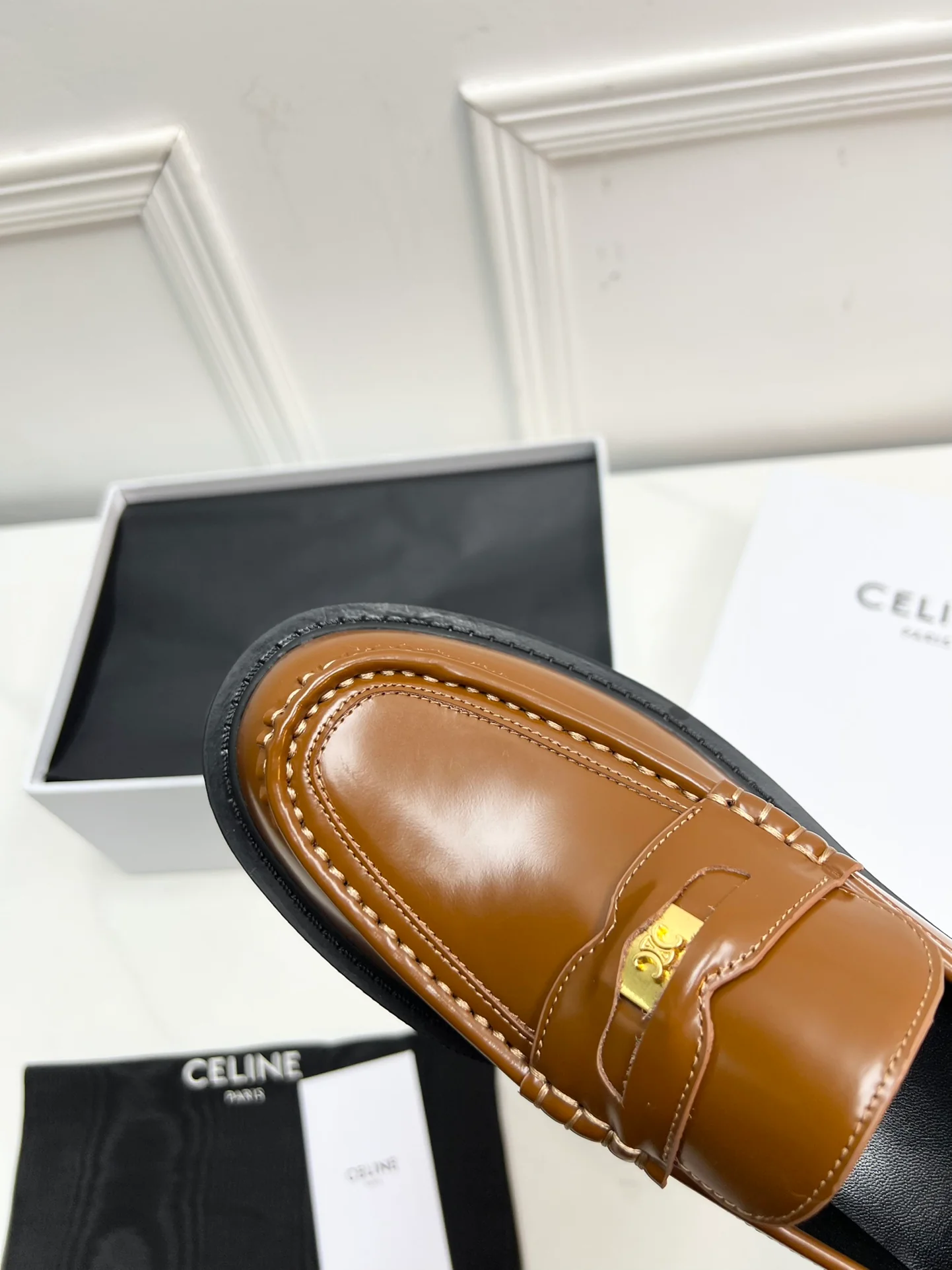 Новинка сезона весна/лето 2023 от Celine - Лоферы в стиле ретро - Коричневые